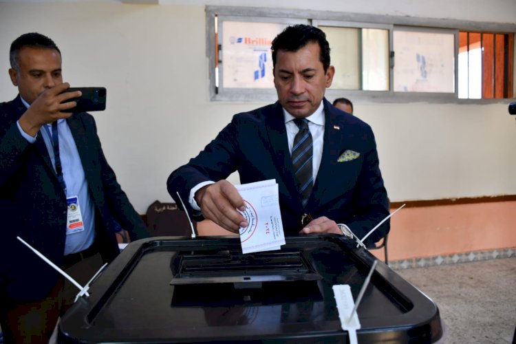 وزير الشباب والرياضه يدلي بصوته في الانتخابات الرئاسية