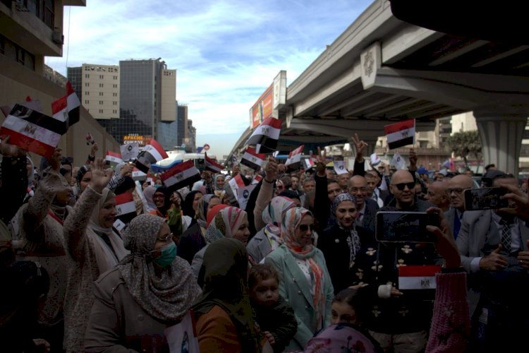 أهالى نويبع يشاركون فى الانتخابات الرئاسية رافعين علم مصر