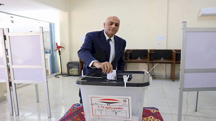 باسل رحمي يدلى بصوته فى الانتخابات الرئاسية بمدينة الشيخ زايد فى محافظة الجيزة