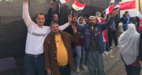احتفالات في حب مصر أمام اللجان الانتخابية بحلوان