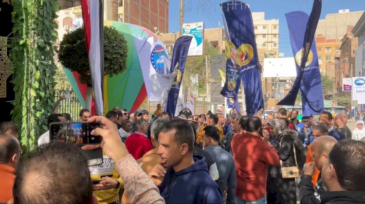 استمرار توافد المسيرات الحاشدة بالأعلام على لجان الانتخابات بالمنوفية