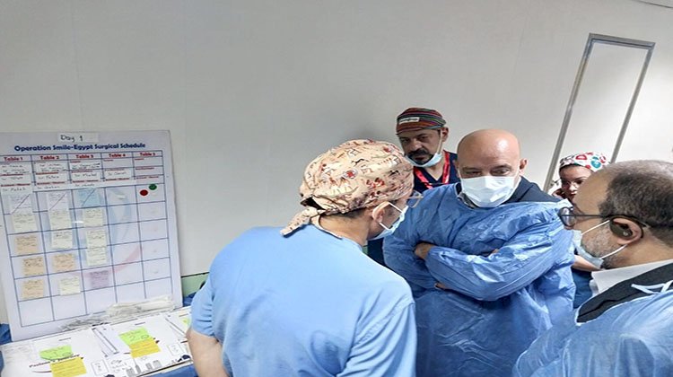 رئيس جامعة أسوان يعلن إجراء 76 عملية جراحية ضمن قافلة الشفة الأرنية