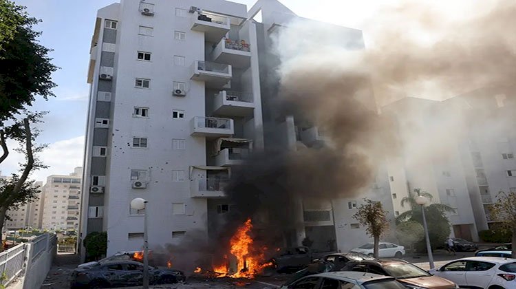 اندلاع حريق فى مبنى وسط إسرائيل جراء سقوط أحد الصواريخ