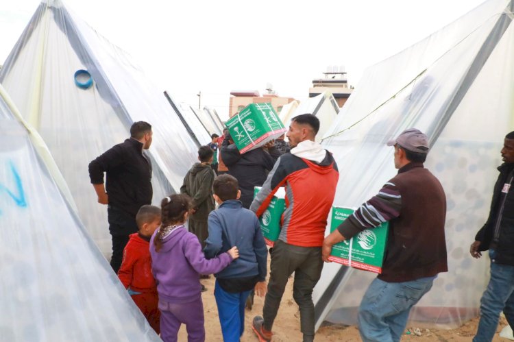 مركز الملك سلمان للإغاثة يواصل توزيع السلال الغذائية في مخيم النازحين بمدينة رفح جنوب قطاع غزة