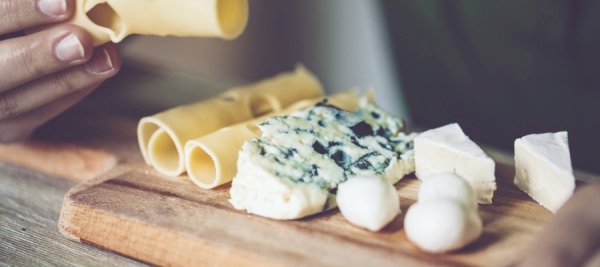 هل تناول الجبنة يوميا يؤثر على ارتفاع الكوليسترول والسكر
