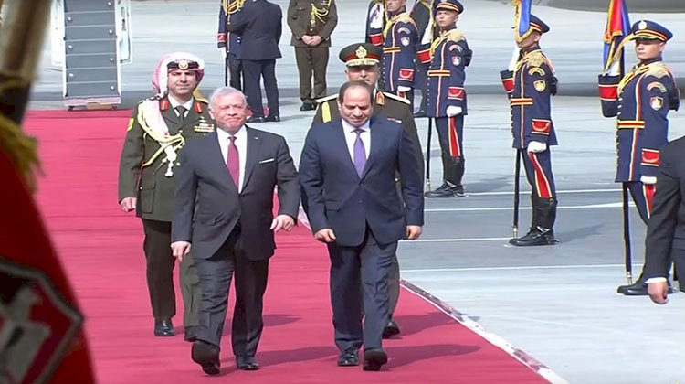 الرئيس السيسي يستقبل العاهل الأردني في مطار القاهرة