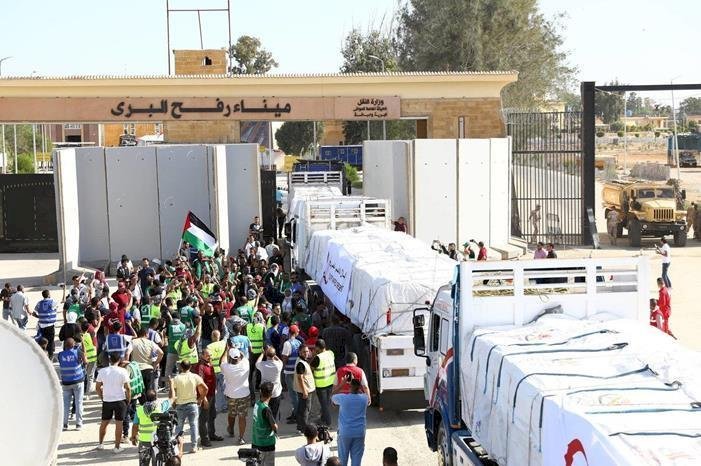 إدخال 180 شاحنة مساعدات إغاثية للفلسطينيين في غزة
