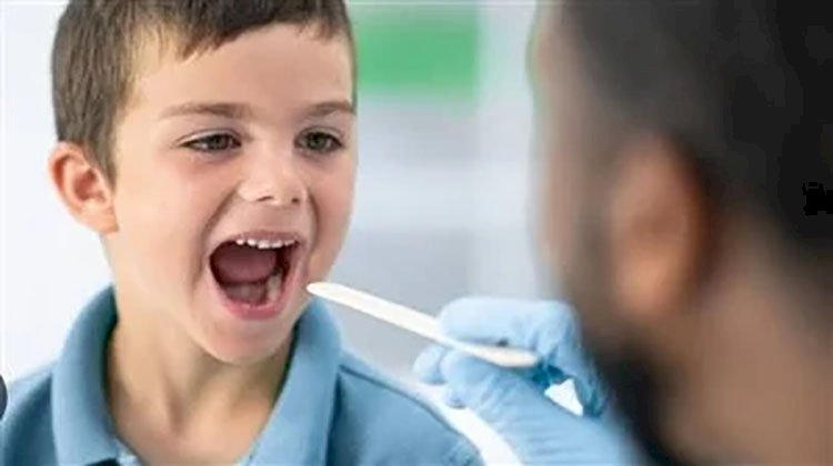 عادات خاطئة نفعلها تسبب رائحة الفم الكريهة عند الاطفال