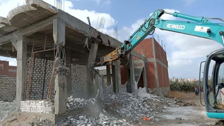 إزالة أعمال بناء مخالف بأحياء الإسكندرية