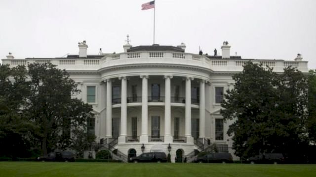 البيت الأبيض يعلن وقف المساعدات الأمريكية لأوكرانيا