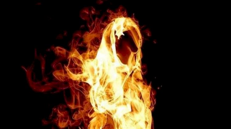 فتاة تشعل النار بجسدها بسبب والدها بالبدرشين