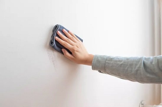 طريقة سريعة لتنظيف الحوائط البيضاء