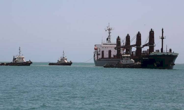 الحوثيون: استهدفنا سفينة شحن أمريكية في خليج عدن