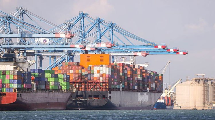 ميناء دمياط يستقبل 30 سفينة حاويات وبضائع عامة