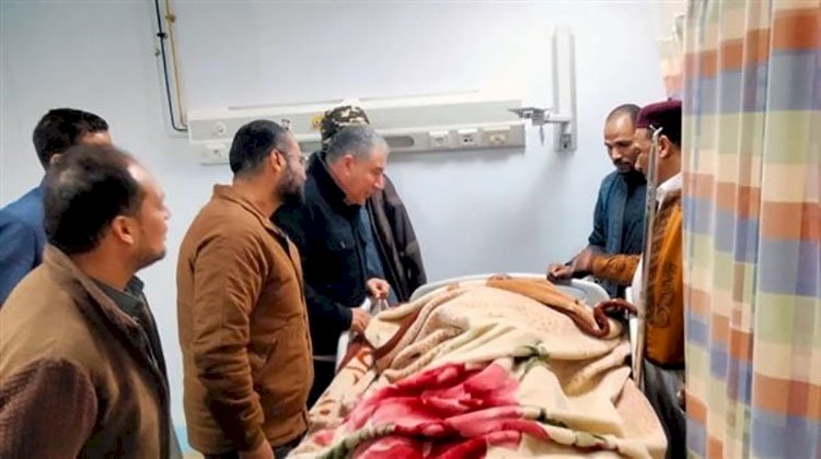 وكيل صحة مطروح يزور مستشفى سيوة لمتابعة حالة المصابين بحادث انقلاب سيارة