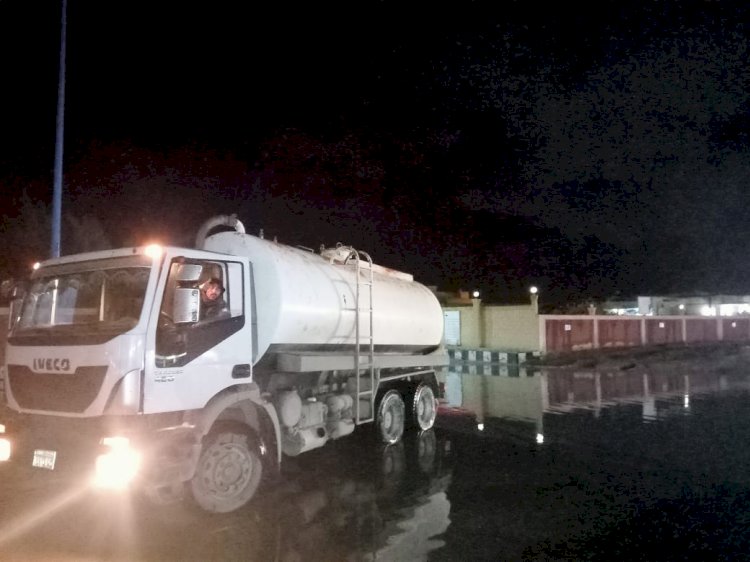 فرق طوارئ مرسي مطروح تواصل جهودها لرفع تجمعات مياه الأمطار