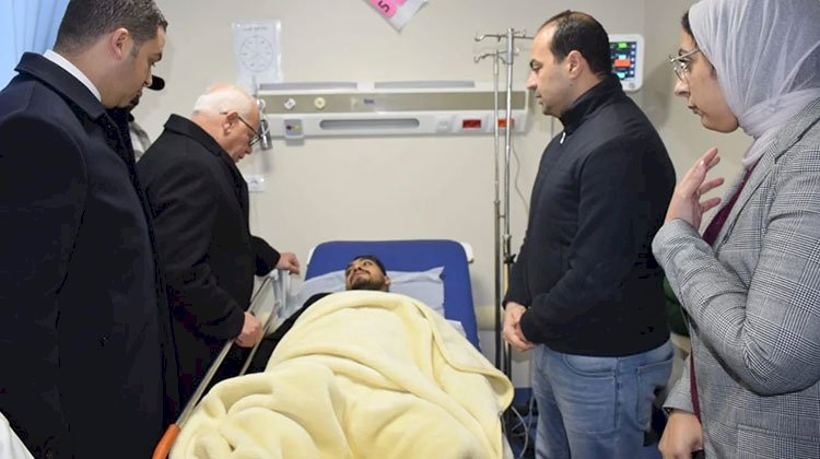 محافظ بورسعيد يزور مصابى حريق مول تجاري أثناء تلقيهم العلاج بمجمع الشفاء