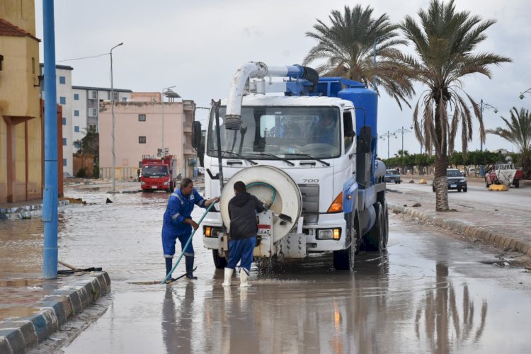 (رئيس مياه مطروح... يتفقد أعمال إزالة تجمعات مياه الأمطار بمدينة مرسي مطروح)