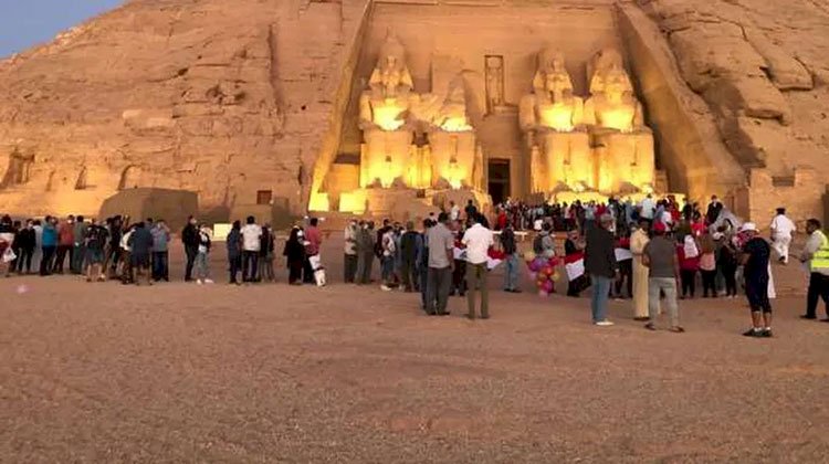 توافد آلاف السائحين على معبد أبوسمبل لرؤية "تعامد الشمس"