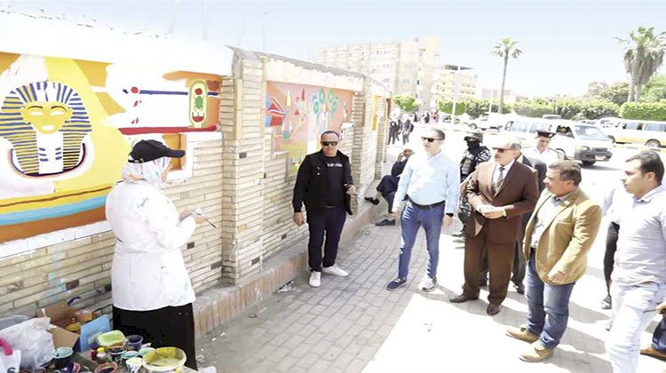 طلاب تربية نوعية جامعة كفر الشيخ يحولون جدران المصالح الحكومية والمدارس للوحات ناطقة