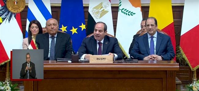 الرئيس السيسي: نشهد اليوم التوقيع على الإعلان السياسي بين مصر والاتحاد الأوروبي لترفيع العلاقات 