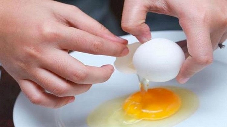 تحذير من البيض الفاسد وعلامات تكشف عدم استخدامه