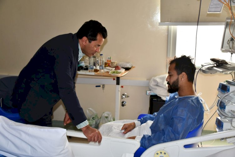 وزير الرياضة يتحدث مع اللاعب أحمد رفعت خلال زيارته بمستشفى وادى النيل