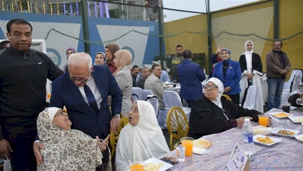 محافظ بورسعيد يشارك "نزلاء دور الأيتام والمسنين" الإفطار الرمضاني