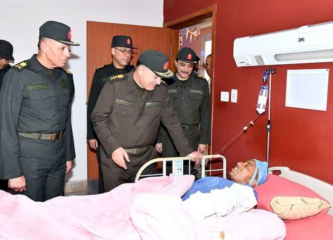 الفريق أسامة عسكر يزور عددا من المصابين بمستشفى القوات المسلحة بالحلمية