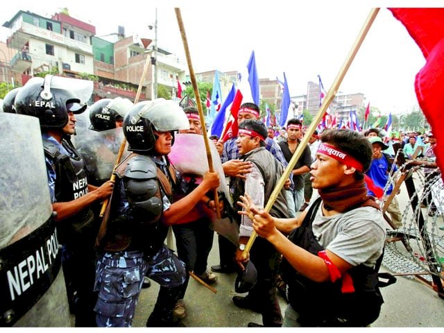 اشتباكات بين شرطة نيبال ومتظاهرين يطالبون باستعادة النظام الملكى فى البلاد