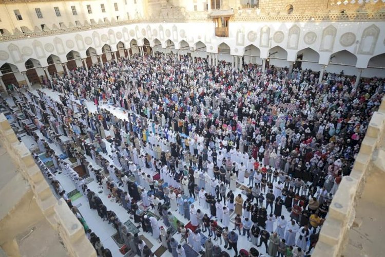 آلاف المصلين يؤدون صلاة عيد الفطر المبارك في جامع الأزهر
