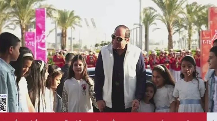 السيسي يصل مقر احتفالية عيد الفطر مع أسر وأبناء الشهداء