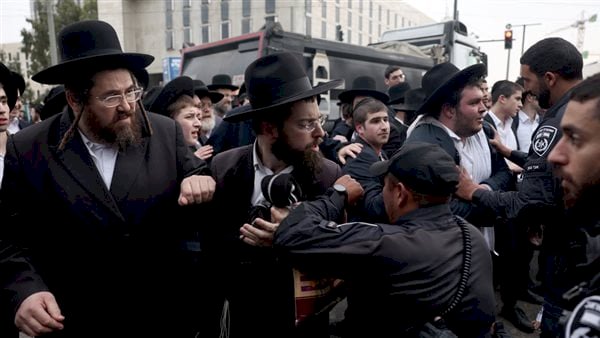 المتشددون اليهود يتظاهرون احتجاجا على مساعى نتنياهو لإلزامهم بالخدمة العسكرية