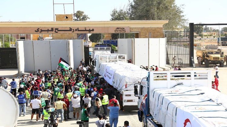 القاهرة الإخبارية: عودة شاحنات المساعدات بعد تفريغ حمولاتها بقطاع غزة