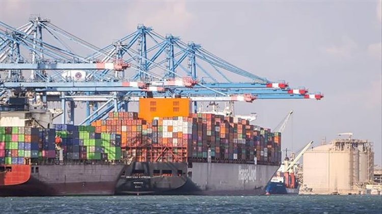 ميناء دمياط يستقبل 34 سفينة حاويات وبضائع عامة