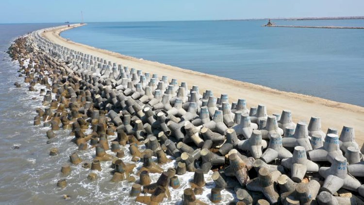 أطوال 1420 مترا| رئيس الوزراء يتفقد مشروع حاجز الأمواج بميناء دمياط