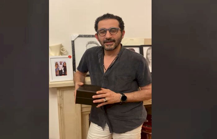 الفنان أحمد حلمي يتبرع بساعته من فيلم "عسل أسود" لمزاد خيري بأمريكا