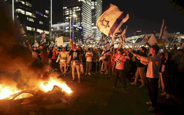إسرائيليون يحرقون شوارع قيسارية المحتلة احتجاجا على نتنياهو
