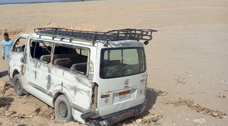 إصابة 10 أشخاص فى حادث انقلاب سيارة ميكروباص بصحراوي قنا