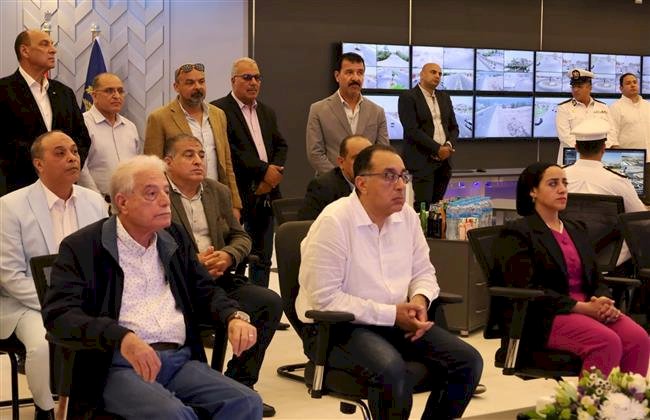 رئيس الوزراء يزور "واحة تجلي" ويتفقد اصطفاف أسطول المعدات والسيارات والأجهزة الفنية