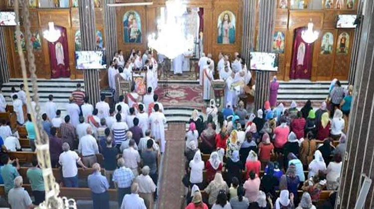 الطوائف المسيحية في أسوان تؤدي قداس عيد القيامة