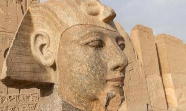 الانتهاء من ترميم رأس تمثال من الجرانيت للملك رمسيس الثاني داخل معبده في أبيدوس