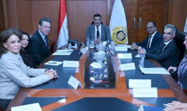 وزير الصناعة يبحث مع وفد البنك الأوروبي لإعادة الإعمار والتنمية برامج البنك في مصر للمشروعات الخضراء