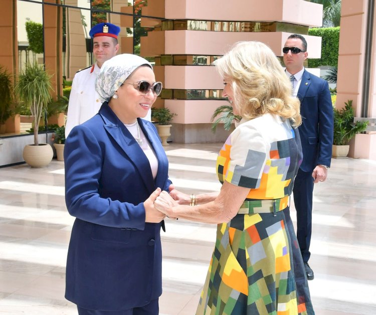 السيدة انتصار السيسى تودّع قرينة الرئيس الأمريكى بعد انتهاء زيارتها لمصر.. صور