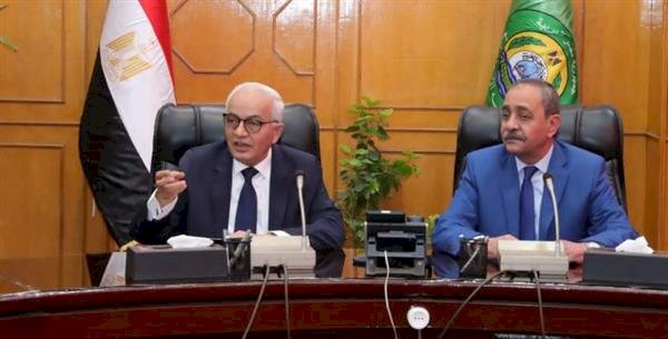 وزير التربية والتعليم ومحافظ الإسماعيلية يعقدان اجتماعا مع قيادات ومديرى الإدارات