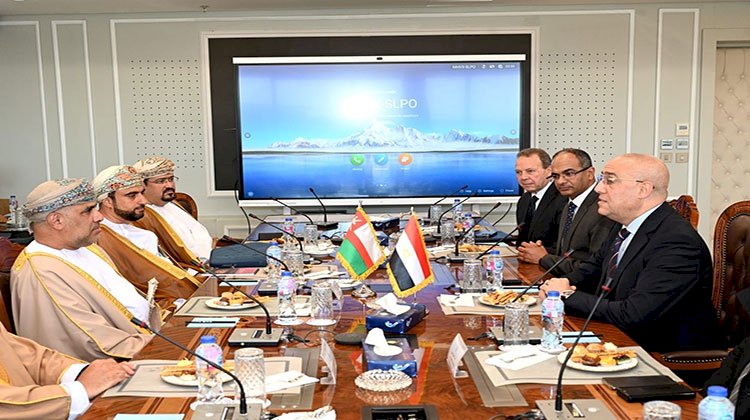 وزير الإسكان يلتقى نظيره العماني لبحث سبل تعزيز التعاون المشترك بين البلدين
