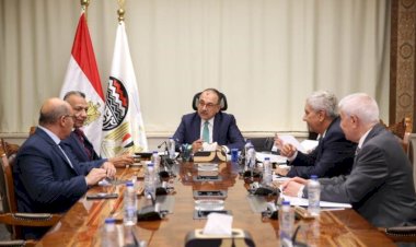 وزير قطاع الأعمال العام يبحث مع نقيب أطباء الأسنان آليات تأمين احتياجات السوق من بنج الأسنان