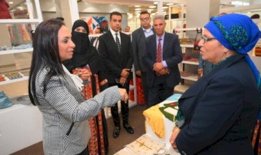 وزيرة التضامن تتفقد جناح معرض "ديارنا للحرف اليدوية والتراثية" بمطار شرم الشيخ الدولي