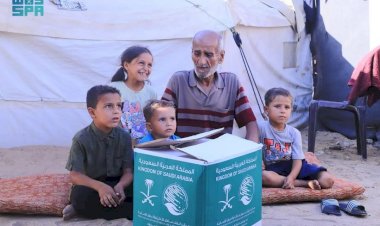 مركز الملك سلمان للإغاثة يوزع مساعدات غذائية للأسر النازحة في منطقة مواصي القرارة جنوب قطاع غزة