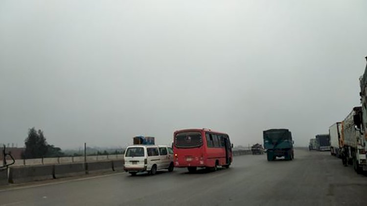 غلق طريق الإسكندرية القاهرة الصحراوى بسبب الشبورة الكثيفة بطريق محور أبو ذكرى